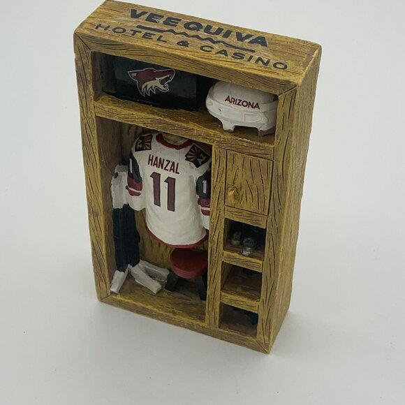 Arizona Coyotes Martin Hanzal #11 Locker Room Display Veequiva Hotel & Casino - Picture 6 of 15